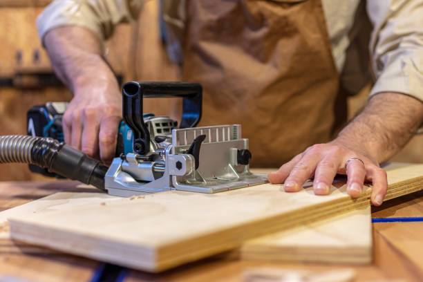 détail de jointer biscuit au travail - menuisier photos et images de collection