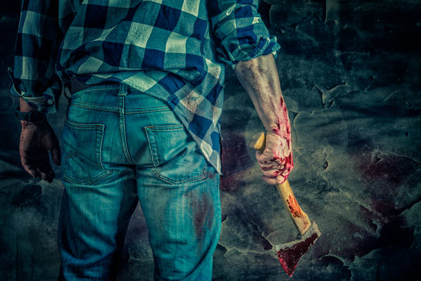 escena del crimen - hombre con hacha ensangrentada - axe murderer spooky men fotografías e imágenes de stock