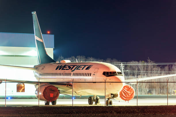 grounded westjet boeing 737-700 - editorial maritime provinces canada night imagens e fotografias de stock