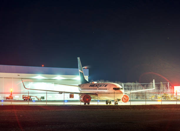 boeing 737-700 de westjet cloué au sol - editorial maritime provinces canada night photos et images de collection