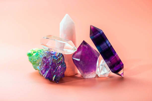 améthyste, cristaux de quartz, quartz rose, fluorite de différentes formes et couleurs. pierres semi-précieuses naturelles sur un fond rose - pointed toe photos et images de collection