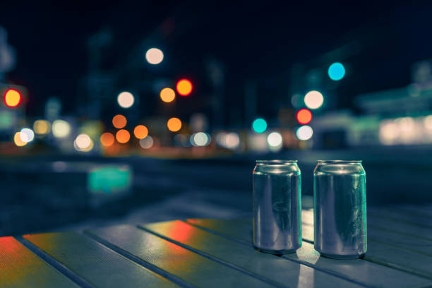 コロナウイルスの影響で路上で飲む若者の問題の画像写真 - beer bottle beer drinking pouring ストックフォトと画像