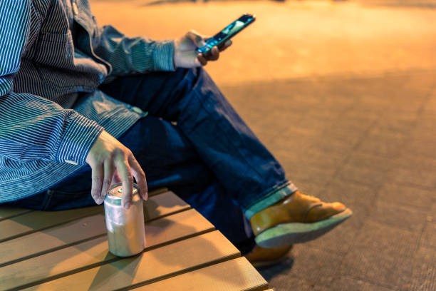 コロナウイルスの影響で路上で飲む若者の問題の画像写真 - beer bottle beer drinking pouring ストックフォトと画像