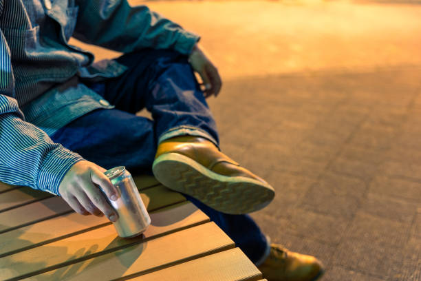 コロナウイルスの影響で路上で飲む若者の問題の画像写真 - drunk teenager men drinking ストックフォトと画像