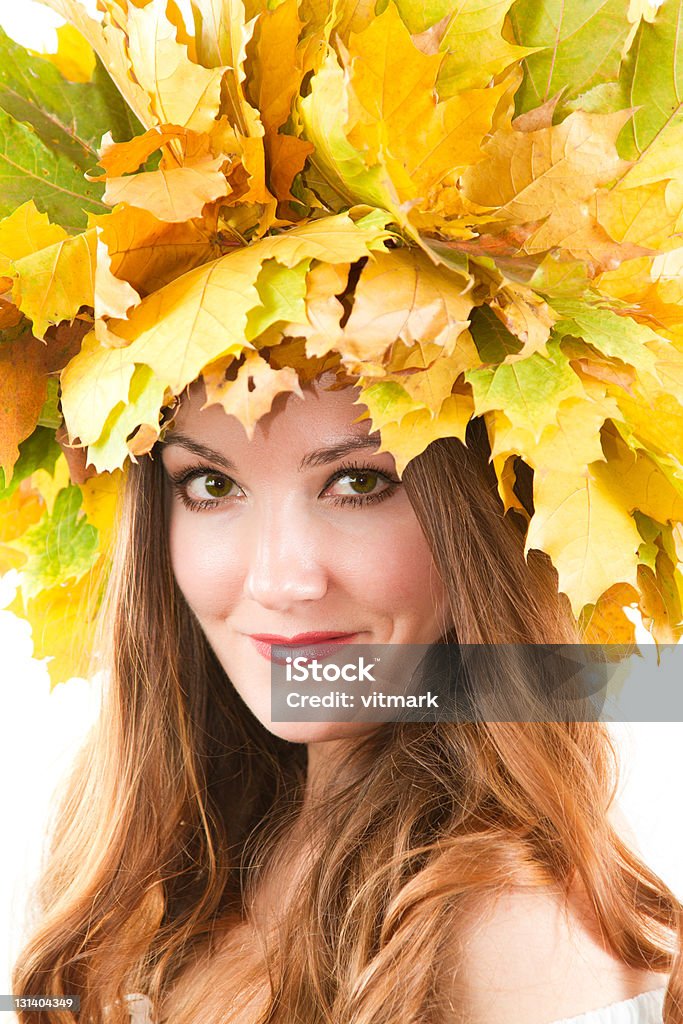 Kobieta z jesień wieniec z liście klonu - Zbiór zdjęć royalty-free (Białe tło)