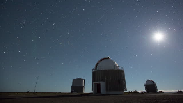 Star lapse at Sutherland with observatories moving like robots