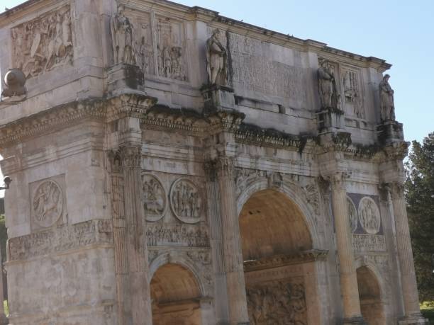 триумфальная арка в риме с ограниченным фасадом зрелище - timgad стоковые фото и изображения