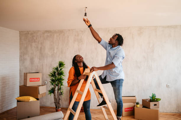 istock Boyfriend changing the light bulb while moving with girlfriend 1314052128