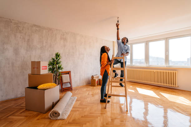 istock Boyfriend changing the light bulb while moving with girlfriend 1314052140