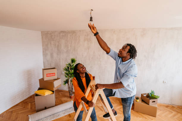istock Boyfriend changing the light bulb while moving with girlfriend 1314052151