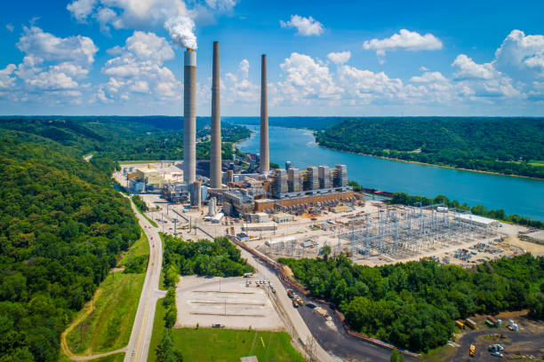 vista aérea de la central eléctrica de carbón en el río ohio - central eléctrica fotografías e imágenes de stock