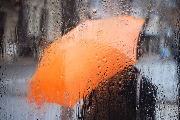 el tiempo lluvioso y las gotas de lluvia en el vaso. - lluvia fotos fotografías e imágenes de stock