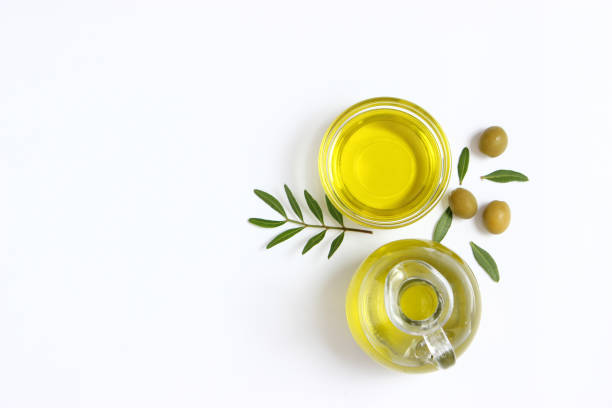 aceite de oliva en una botella sobre una vista superior de fondo blanco. - aceite de oliva fotografías e imágenes de stock