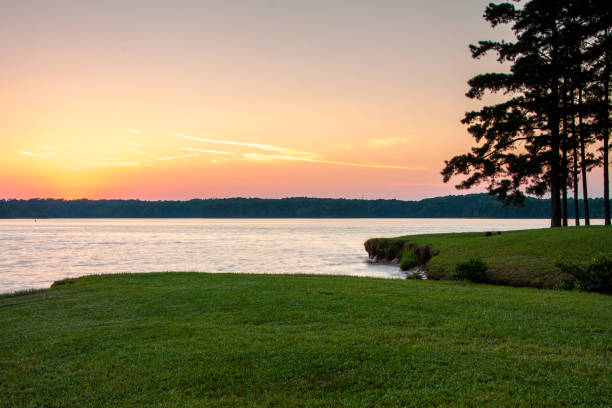 日没時のジョージア湖のグラッシー・ショアライン - grass lake ストックフォトと画像