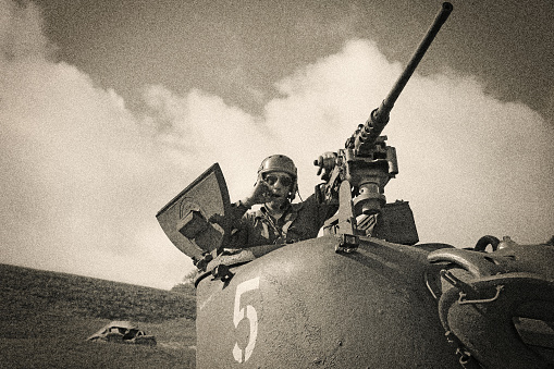 Tanque y tripulación de la Segunda Guerra Mundial en el Campo de Batalla photo