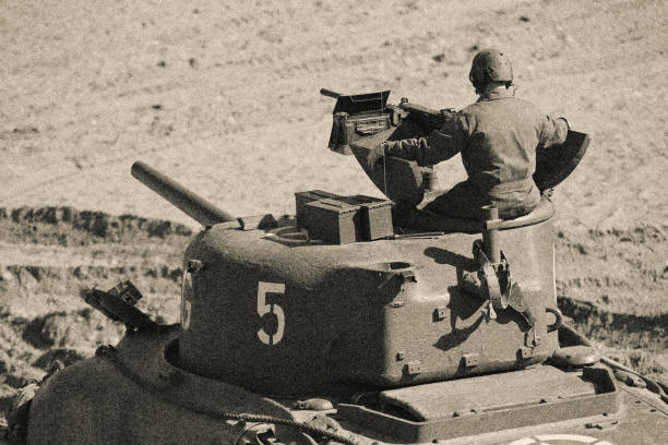 ii wojna światowa czołg strzelanie bronią na polu bitwy - omaha beach zdjęcia i obrazy z banku zdjęć
