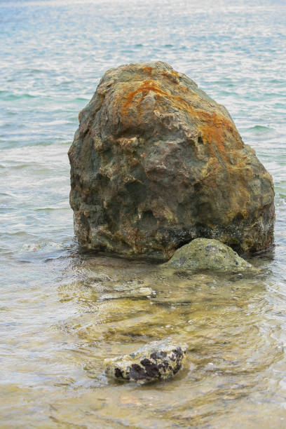 cupecoy beach auf sint maarten, niederländische antillen und karibik - cupecoy beach stock-fotos und bilder