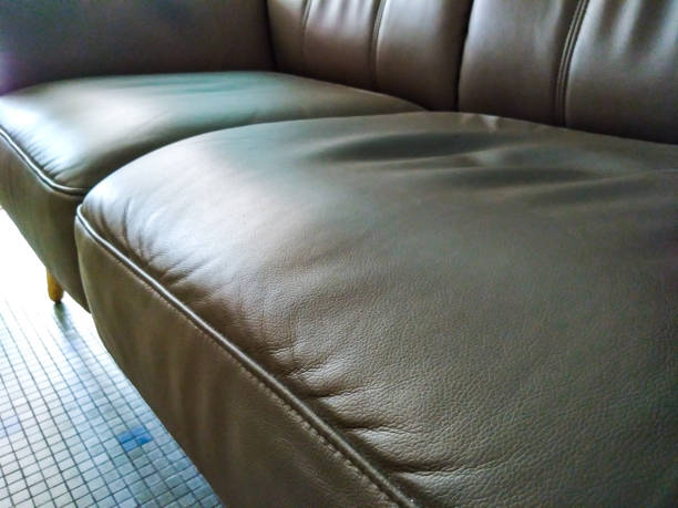 nếp nhăn và đường nét trên ghế sofa. - top grain leather sofa hình ảnh sẵn có, bức ảnh & hình ảnh trả phí bản quyền một lần