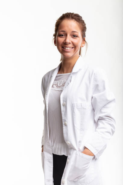 sonriente confiada mujer joven relajada en un abrigo de laboratorio blanco - scientist chemist doctor lab coat fotografías e imágenes de stock