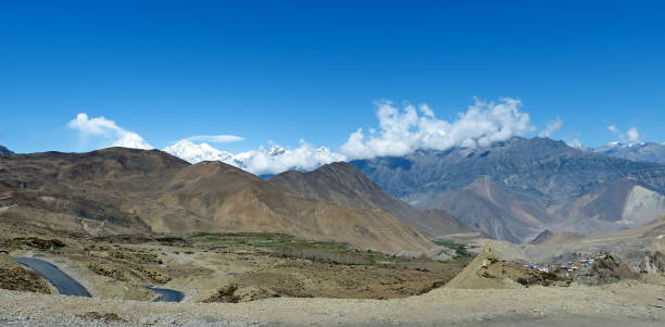 nepal himalaje góry w dolinie kali gandaki. droga do muktinath. majestatyczny krajobraz himalajów w sezonie wiosennym. wspaniały region mustang w nepalu.  pasmo górskie annapurna. niesamowite dhaulagiri mount. - muktinath zdjęcia i obrazy z banku zdjęć