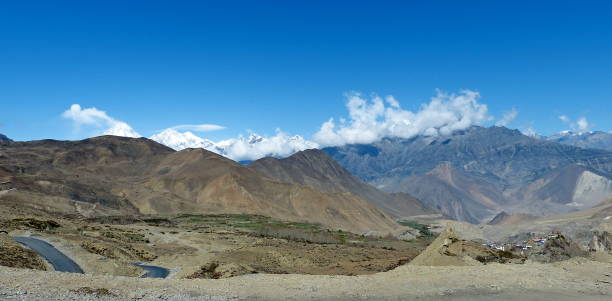 montanhas do himalaia do nepal no vale kali gandaki. estrada para muktinath. paisagem majestosa do himalaia na época da primavera. magn�ífica região do mustang no nepal.  cordilheira annapurna. incrível montagem dhaulagiri. - muktinath - fotografias e filmes do acervo