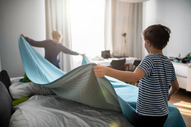 온라인 레슨 전에 방에서 침대를 만드는 아이들 - chores 뉴스 사진 이미지