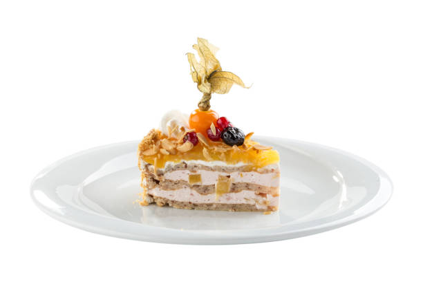 白い背景に分離された白いプレートにフィサリスで飾られたフルーツケーキ生ビーガンデザートの一部 - tart cake pie isolated ストックフォトと画像