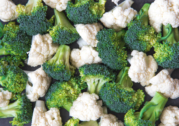 pezzi di broccoli maturi e cavolfiore. sfondo sano - cauliflower foto e immagini stock