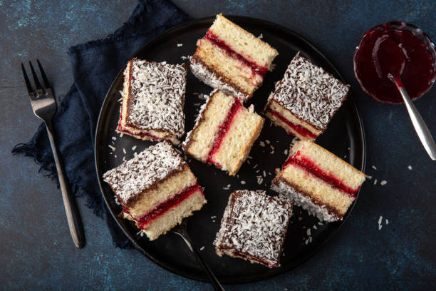 gâteau australien de lamington avec la confiture de framboise - lamingtons photos et images de collection