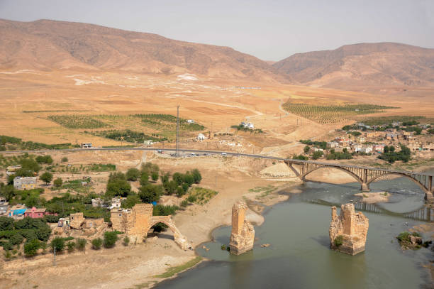 hasankeyf ville antique, pont historique et vue de fleuve de tigre (dicle), province de batman, turquie - hasankeyf photos et images de collection