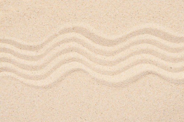 texture o sfondo sabbioso, vista dall'alto della sabbia tropicale con motivo astratto, linee sulla sabbia. - sand wave pattern beach wave foto e immagini stock