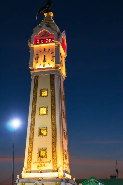 nonthaburi clock tower with beautiful twilight sky; the clock tower stands tall and proud as it serves the people by making them value time each day. this big clock is landmark in nonthaburi. - concepts and ideas travel locations architecture and buildings time imagens e fotografias de stock