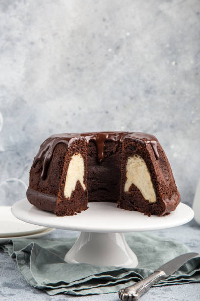 delicioso pastel bundt de chocolate con relleno crema y glaseado de chocolate - chocolate bundt cake fotografías e imágenes de stock