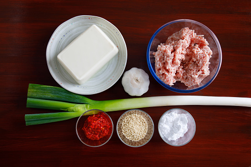 It is often eaten in Japan. Finely chop the tofu and spicy
To make.