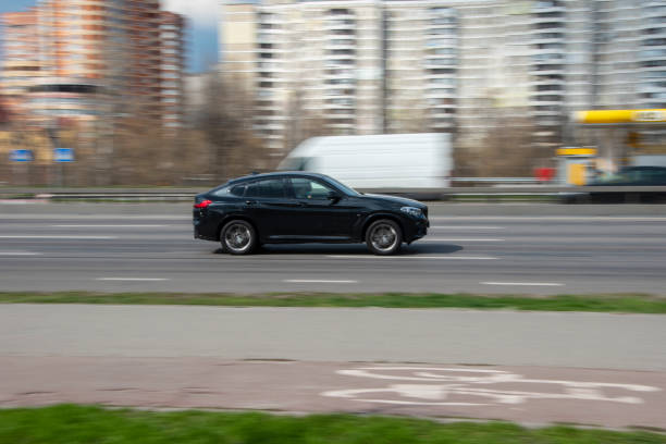 ukraina, kijów - 6 kwietnia 2021: czarny samochód bmw x1 poruszający się po ulicy. redakcji - bell zdjęcia i obrazy z banku zdjęć