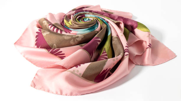 tissu coloré de soie avec le modèle floral plié dans des vagues sur un fond blanc. - foulard accessoire vestimentaire pour le cou photos et images de collection