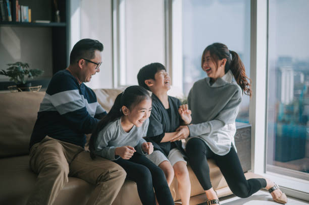 아시아 중국어 2 부모는 소파에 거실 포옹에서 집에서 자녀와 놀고 간질 - chinese ethnicity family togetherness happiness 뉴스 사진 이미지