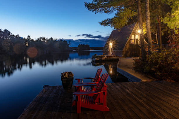 ilha taylor do lago muskoka em outono, gravenhurst, ontário, canadá - pier rowboat fishing wood - fotografias e filmes do acervo