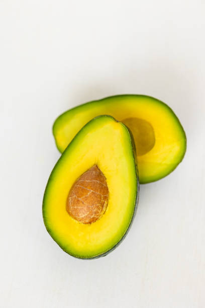 熟したおいしいアボカド、アボカド料理、料理、シェフの健康的で健康的な食べ物 - avocado portion brown apple core ストックフォトと画像