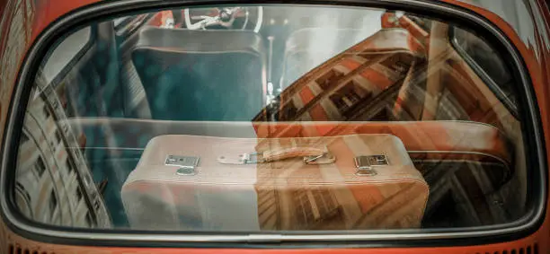 Suitcase in the trunk of a car symbolizing the deconfinement.