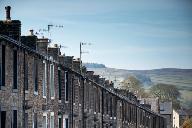 vivienda victoriana adosada en el norte de inglaterra con platos de satelite y antenas - yorkshire fotografías e imágenes de stock