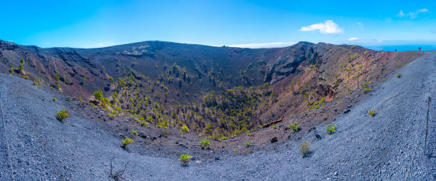 cratere di san antonio a la palma, isole canarie, spagna. - travel la palma canary islands san antonio foto e immagini stock