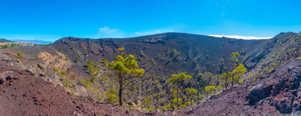 cratere di san antonio a la palma, isole canarie, spagna. - travel la palma canary islands san antonio foto e immagini stock