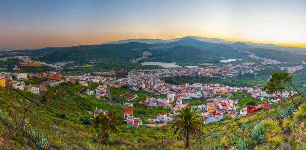 vista aerea al tramonto della città di arucas a gran canaria, isole canarie, spagna. - group21 foto e immagini stock