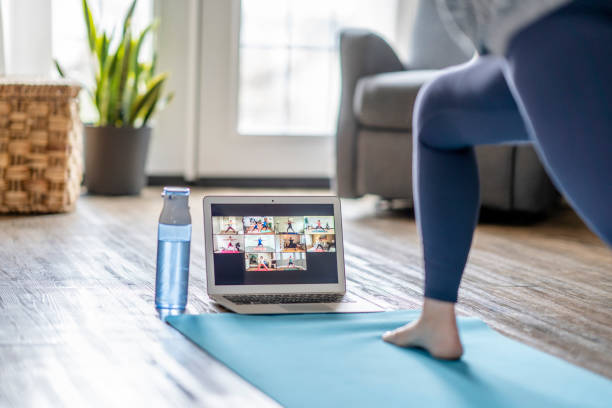 cours de fitness en ligne - cours de gymnastique photos et images de collection