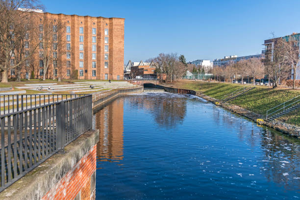 Seller park with Nordhafen-Vorbecken and Scharnhorst substation in Berlin, Germany Berlin, Germany - March 1, 2021: Seller park with bank stairs, the forebay of the Nordhafen (where the Panke flows into the harbor) and the listed clinker building of the Scharnhorst substation moabit stock pictures, royalty-free photos & images