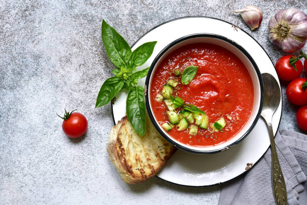 gazpacho - zuppa tradizionale spagnola di pomodoro freddo - light vegetarian food garlic spice foto e immagini stock