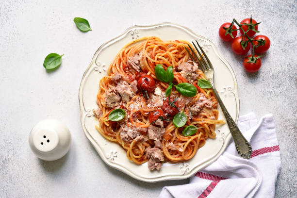 spaghetti al tonno in salsa di pomodoro - light vegetarian food garlic spice foto e immagini stock