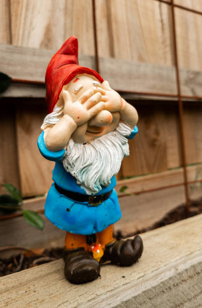 una statua nana gnome in giardino - nana foto e immagini stock
