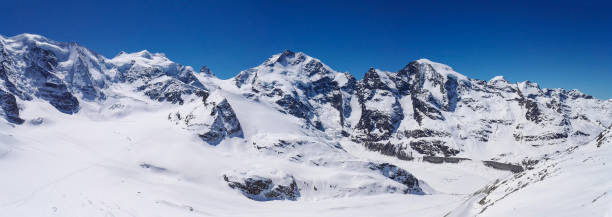 スイス、グリソン、ディアヴォレッツァのスイスアルプ山脈の尾根のパノラマ - engadine graubunden canton piz bernina corvatsch ストックフォトと画像